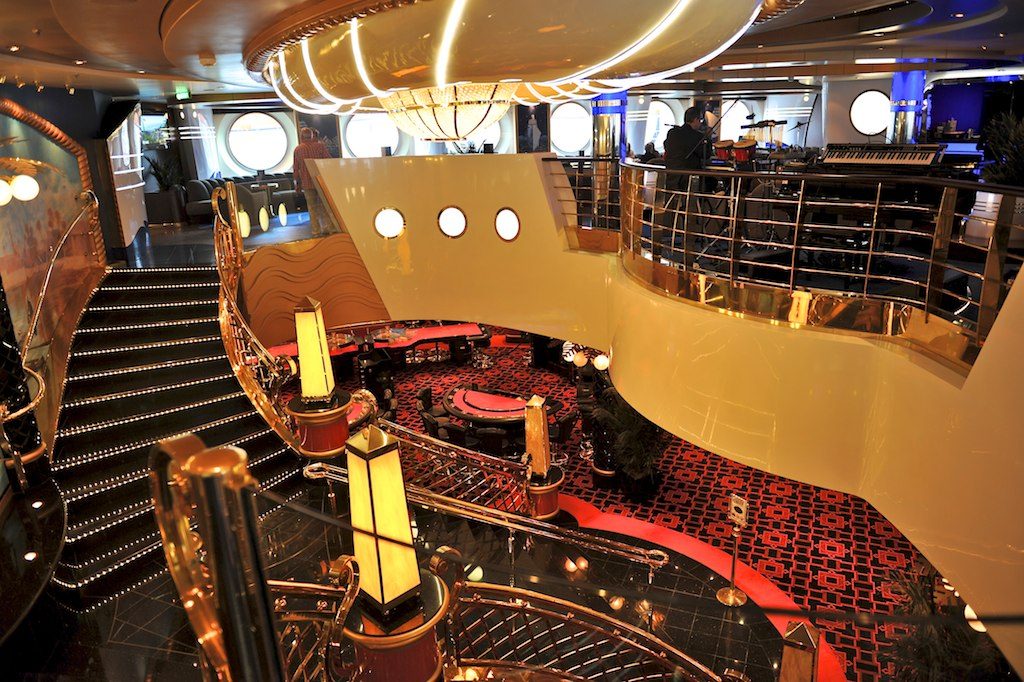 Атриум с хрустальной лестницей Swarovski и казино на MSC Divina