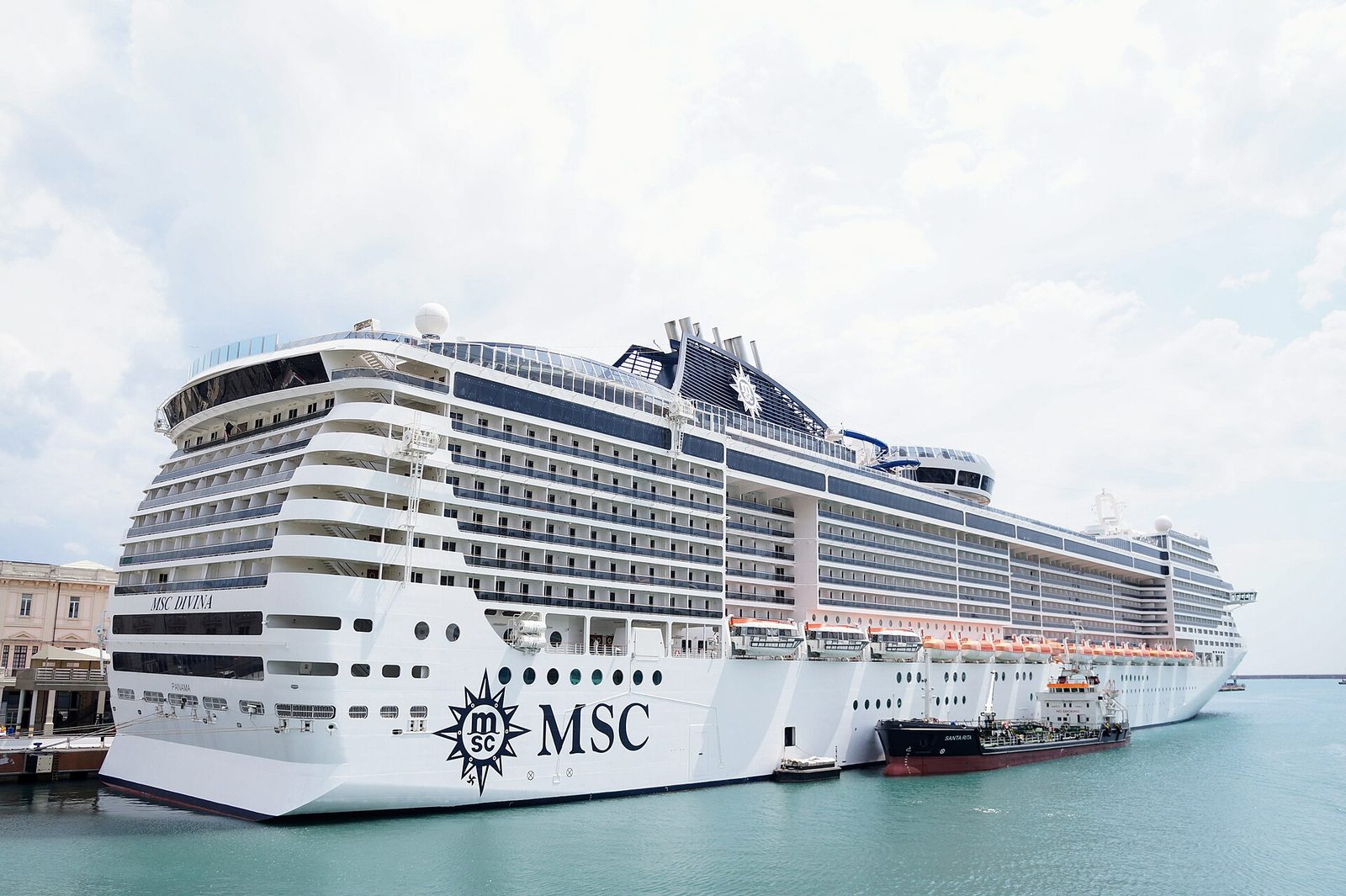 Круизный лайнер MSC Divina у причала