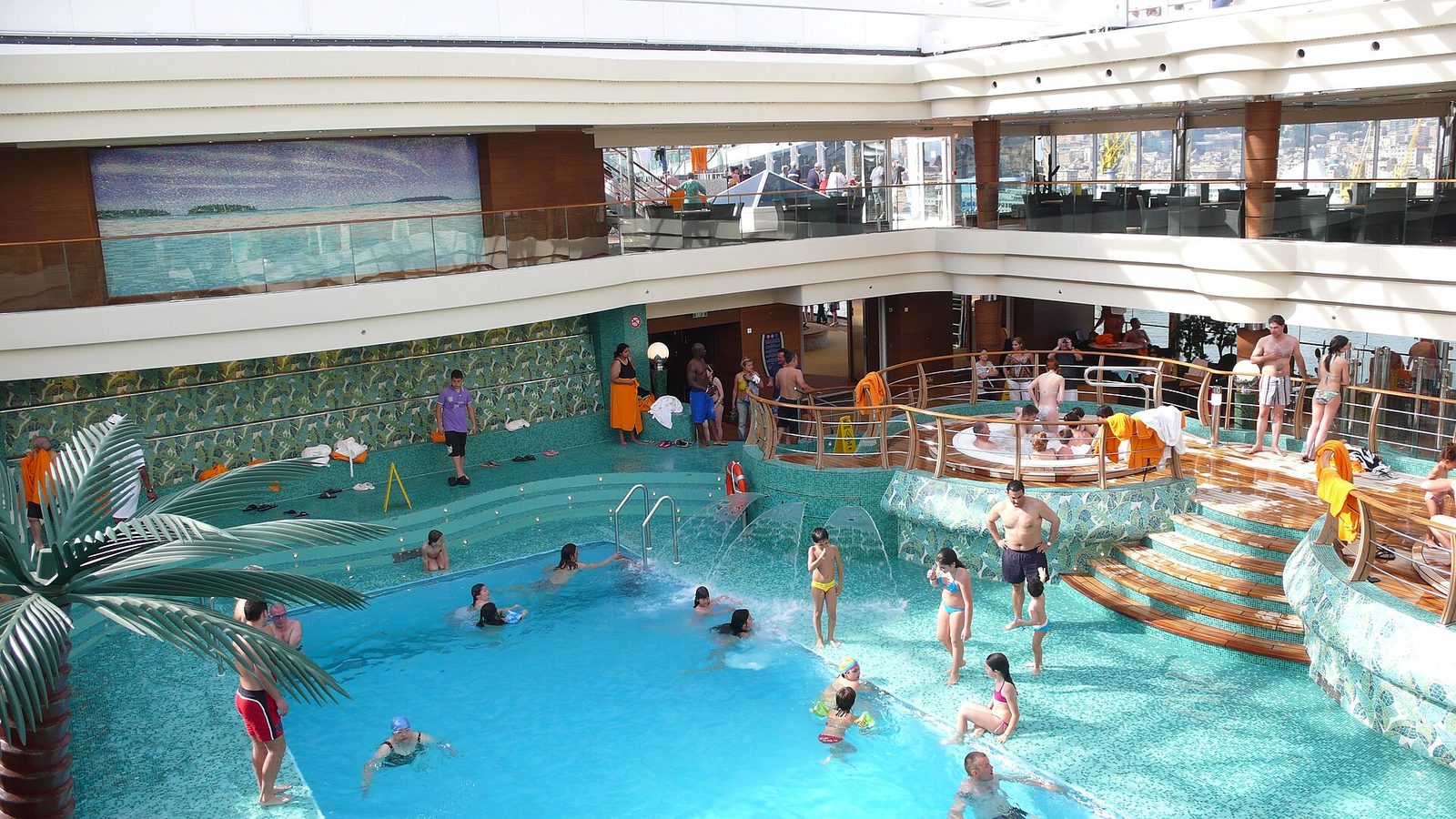 Бассейн и джакузи на открытой палубе MSC Divina