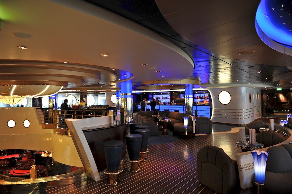 Бар-лаунж с панорамными окнами на MSC Divina